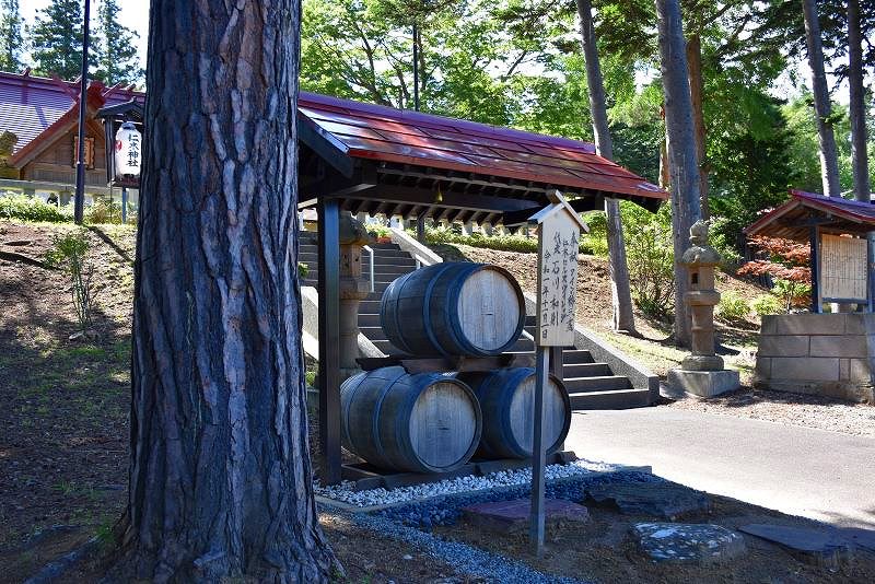 仁木町の境内に置かれているワイン樽