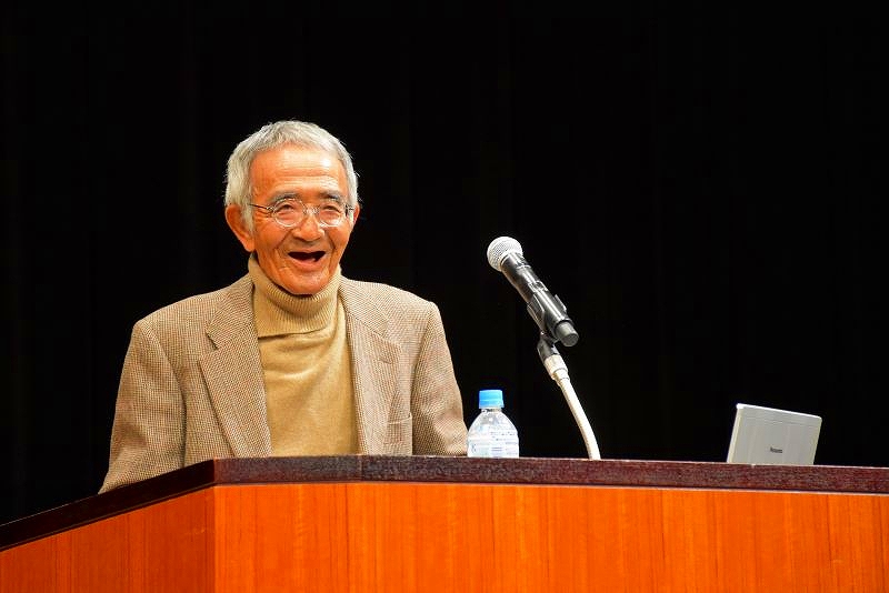 講演する青森県のリンゴ農家木村秋則さん