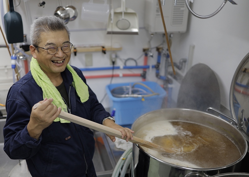 クラフトビールの醸造を行う三浦芳裕さん。「地元に愛されるビールを造りたい」と語る