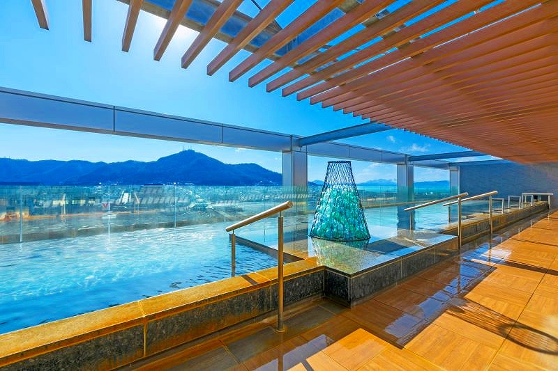 センチュリーマリーナ函館の露天風呂から函館山を望む