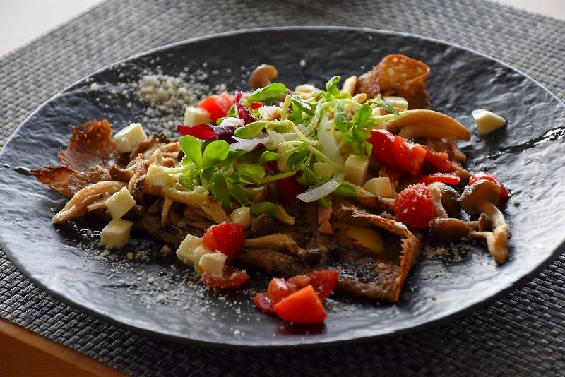 野菜がたっぷりのった朝食のガレット