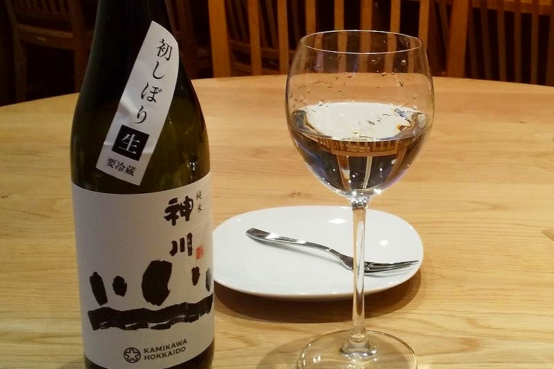 地元の酒蔵の新酒の瓶とグラス