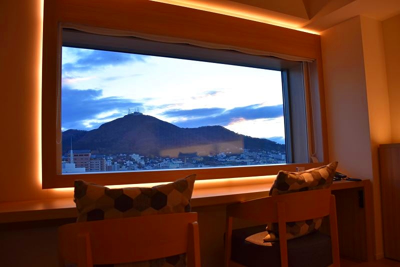 暮れゆく函館山を眺められる客室の窓辺の席