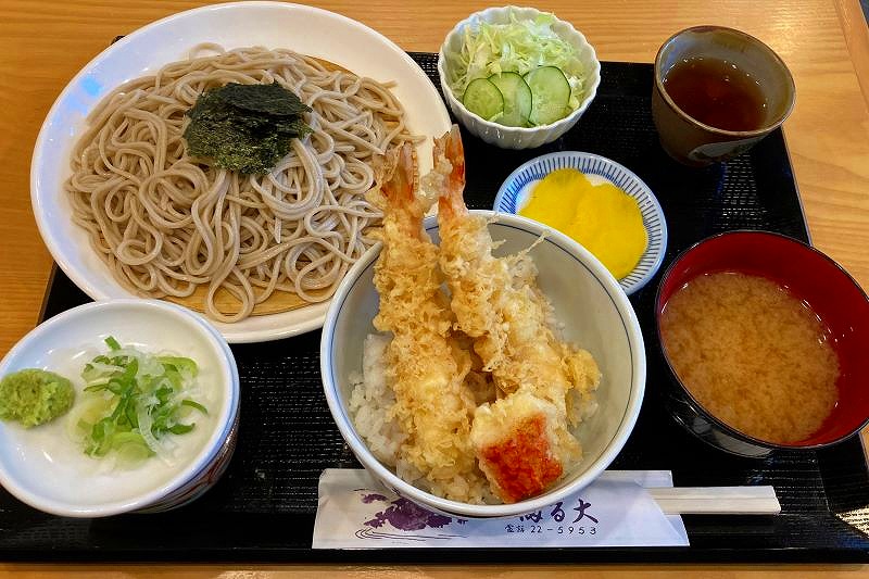 ざるそばと天丼がセットになったボリューム満点な、「そば処満る大（まるだい）」の「なかよしセット」