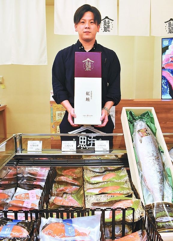 鮭蔵のマネジャーの中村浩平さんと洗練された雰囲気の店内に並ぶ商品