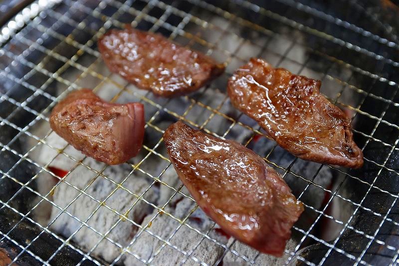 炭火の上の網で焼かれている「サガリ」