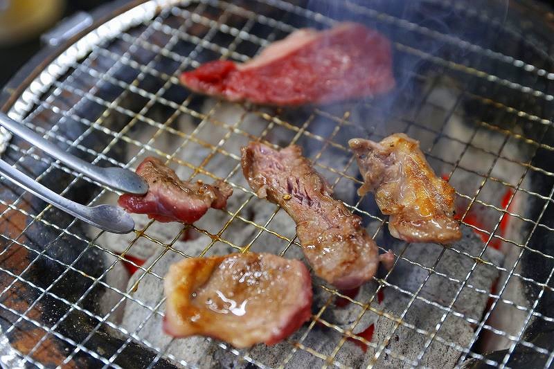 北見の焼肉店「焼肉ほりぐち」の炭火で焼かれている焼肉