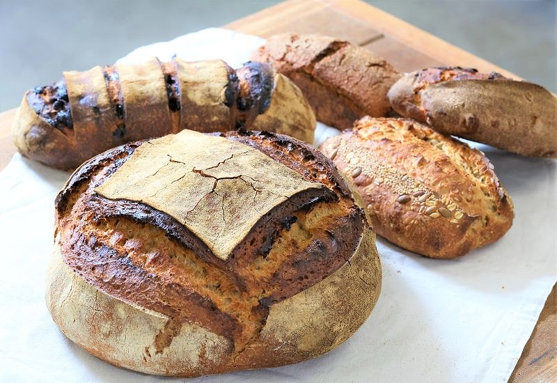 「風土火水（ふうどかすい）」の商品。手前の大きなパンが「十勝」、ほかは主力の４種のハード系パン