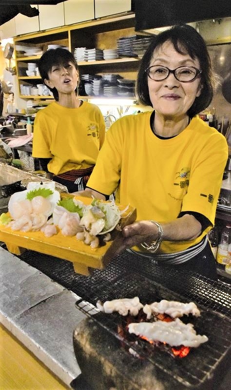 酒屋炉ばたを一代で５０年守り続けている沼端京子さん（右）と、長女の木村知佐さん