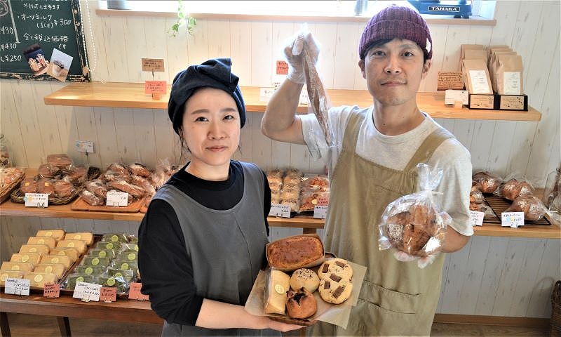 米粉パンと焼き菓子の専門店として再出発した西山拓志さん（右）と夢希さん