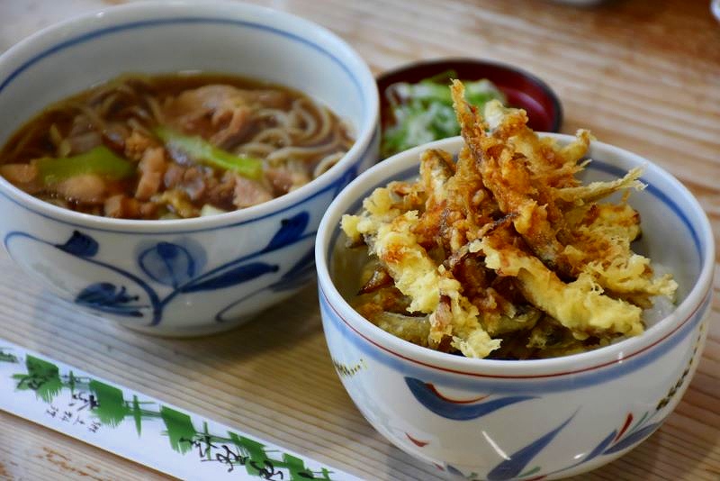 「郷土料理　奈辺久（なべきゅう）」のわかさぎ天丼のハーフ（右）と、かしわそばのハーフ