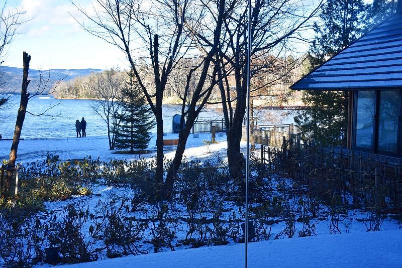 「あかん鶴雅別荘　鄙（ひな）の座」の足湯がある建物（右手）