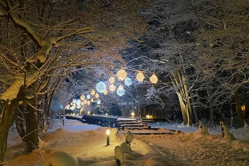 夕方にライトアップされた定山渓の「山の風マチ」エリア