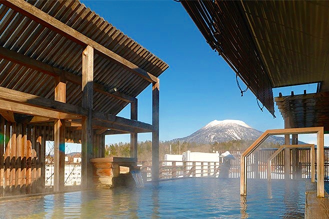 阿寒湖に面した７階大浴場の露天風呂からの眺め