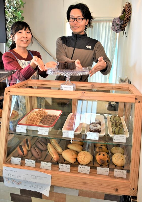 「田んぼのおやつ＆Ｂａｋｅｒｙ」を経営する木村歩さん（右）と紋華さん夫妻