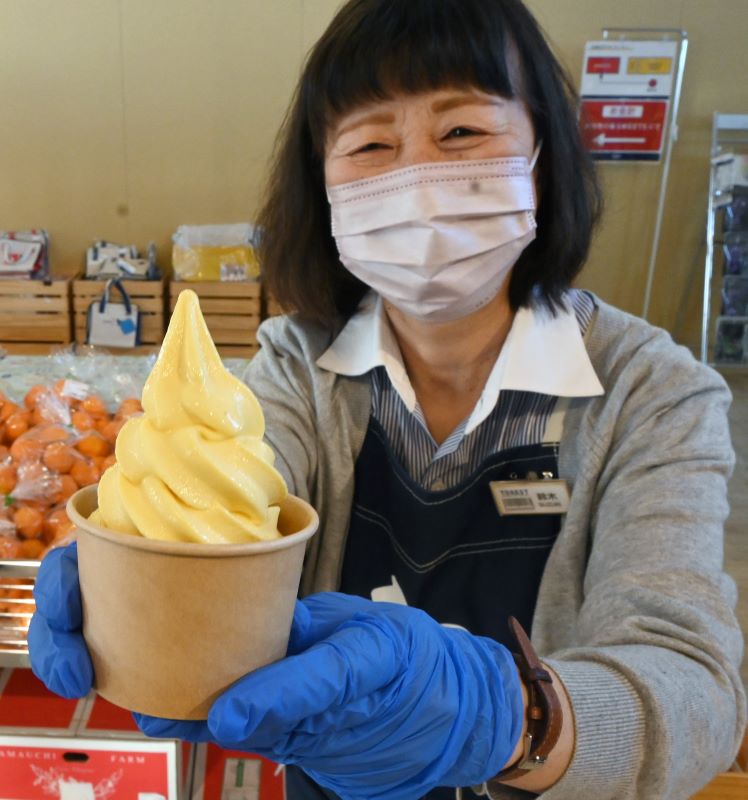 「北欧の風　道の駅とうべつ」で販売している当別町の姉妹都市・宇和島市のみかんジュースを使ったソフトクリーム