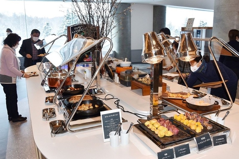 美瑛・白金温泉「ホテルパークヒルズ」、レストランを一新 道産農産物