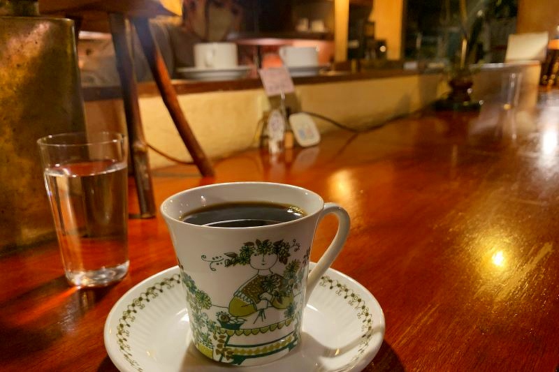 「寿珈琲」の卓上に置かれたコーヒー