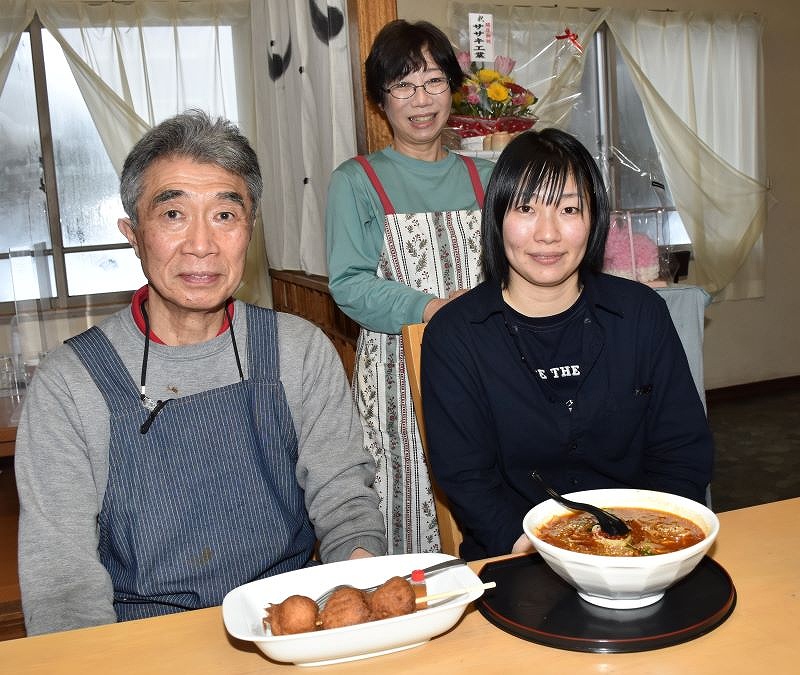 すずや食堂を引き継ぐ武田明子さん（右）と母の高瀬玲子さん（奥）。左は前店主の鈴木雅博さん。手前はモツラーメンと手作りあげいも