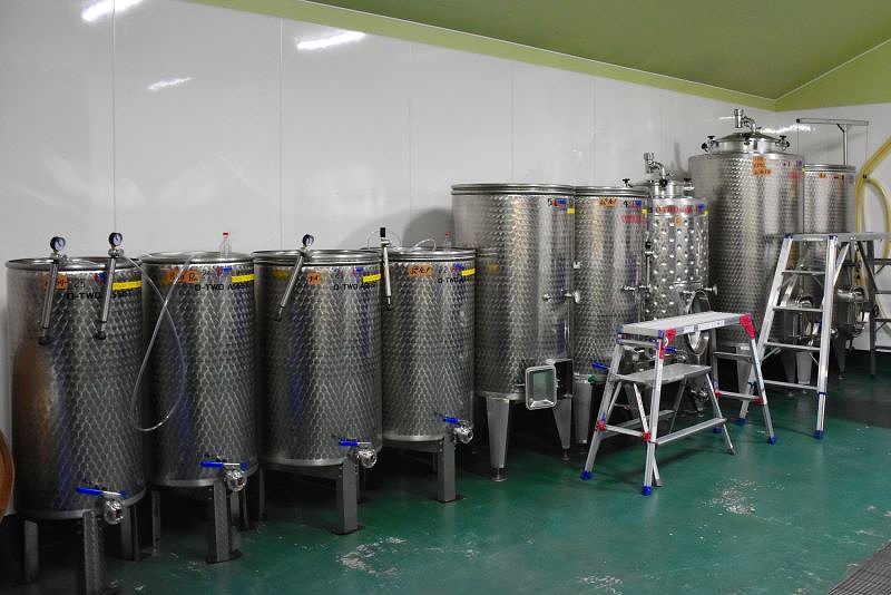 ボス.アグリ.ワイナリーの醸造所内に並ぶ醸造用タンク