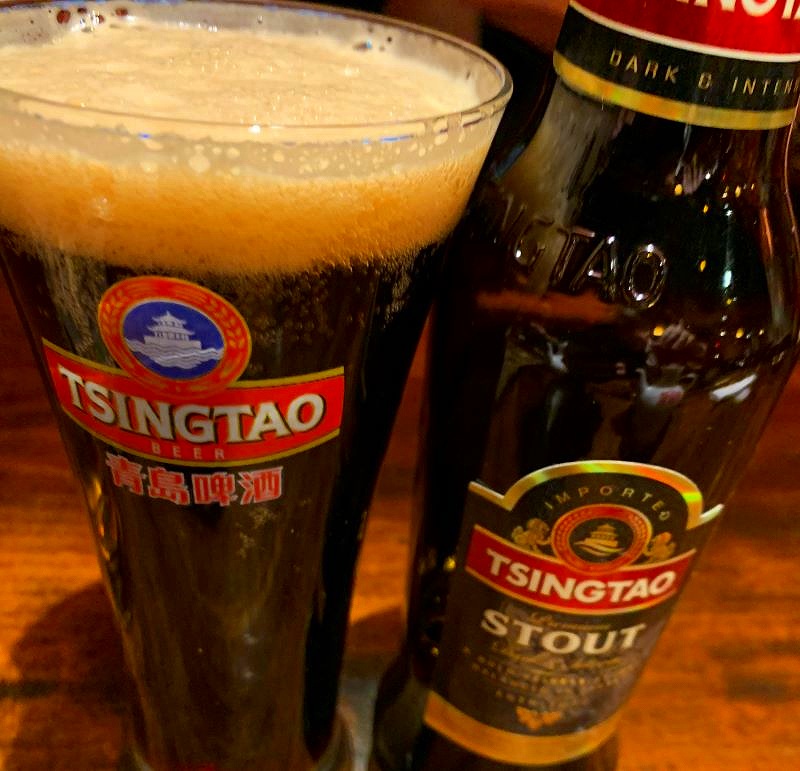 青島麦酒の黒ビールのボトルとビールの注がれたグラス