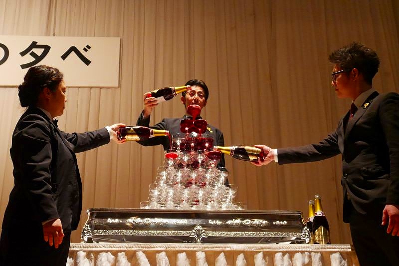 前回の「道産ワインの夕べ」リアル開催時に披露されたシャンパンタワー