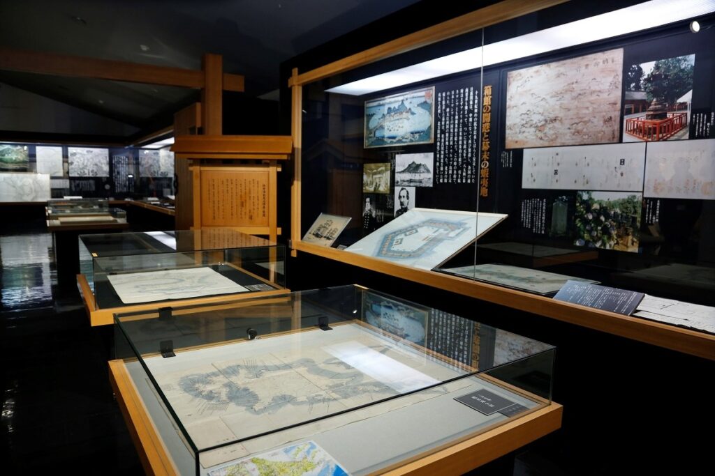 絵図面や文書などの豊富な資料が展示されている「仙台藩白老元陣屋資料館」