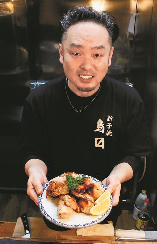 鳥〼の店主の矢野秀明さんが示してくれた焼きたての新子焼