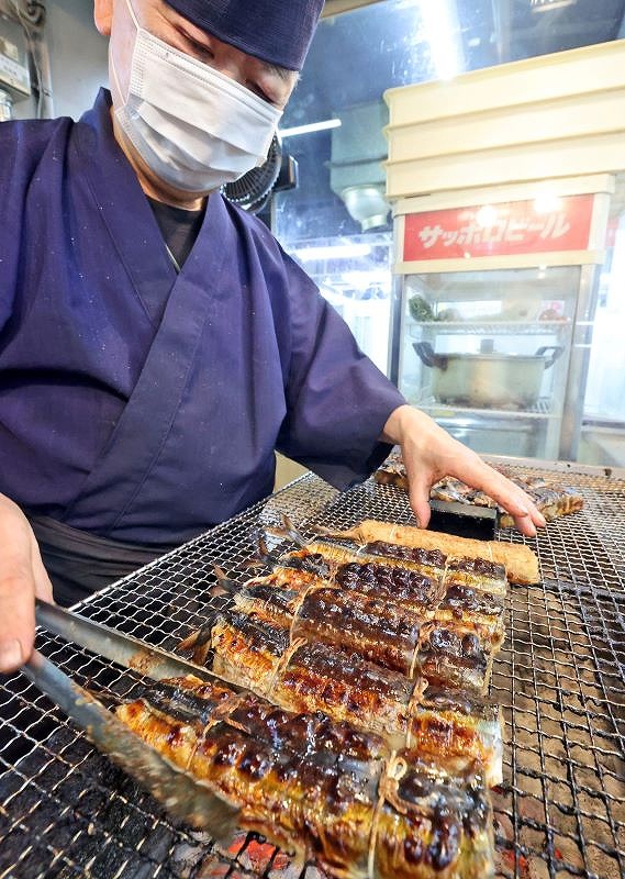 香ばしい匂いを漂わせながらこんがりと焼き上げる様子が見られる店頭