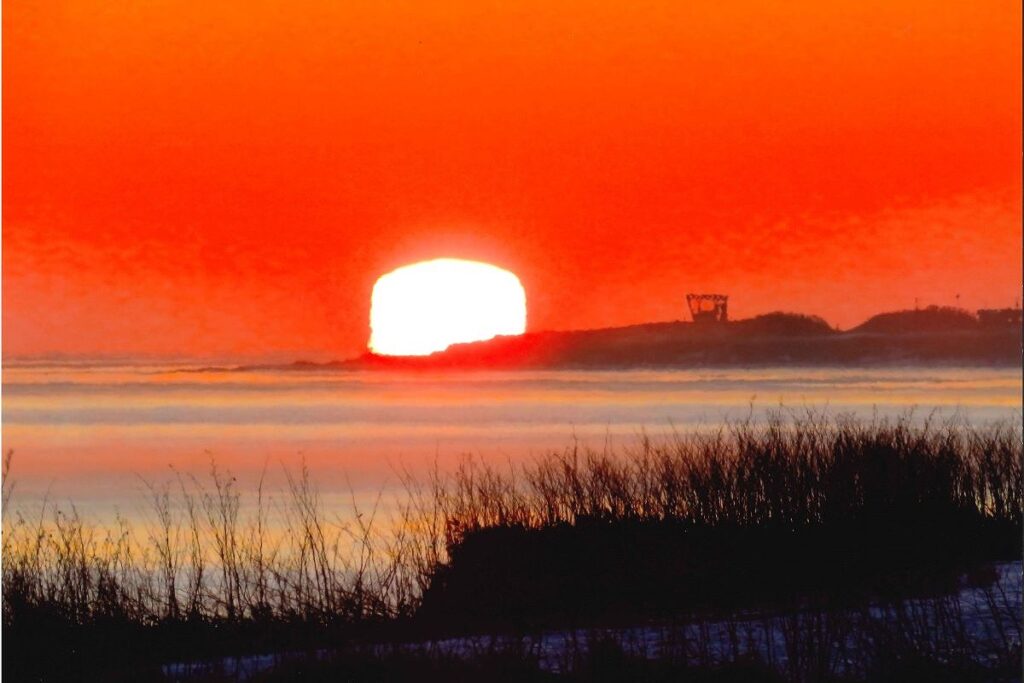 冬場に時折見ることができるというオホーツク海から昇る真っ赤な「四角い太陽」