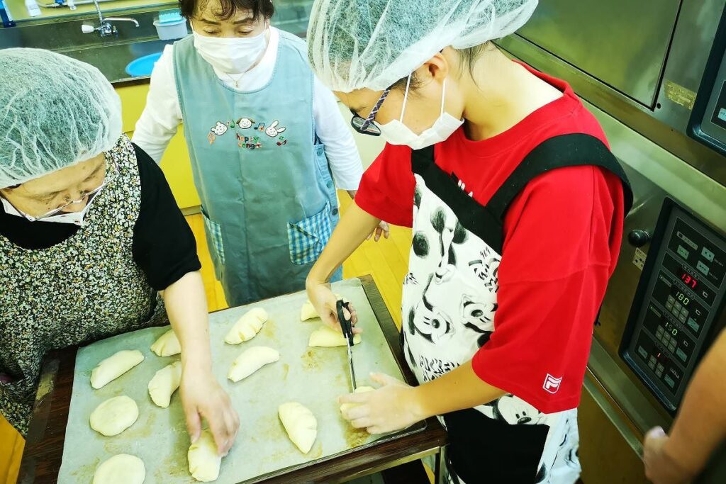 体験プラン「栄丘パン作り」を楽しむ参加者