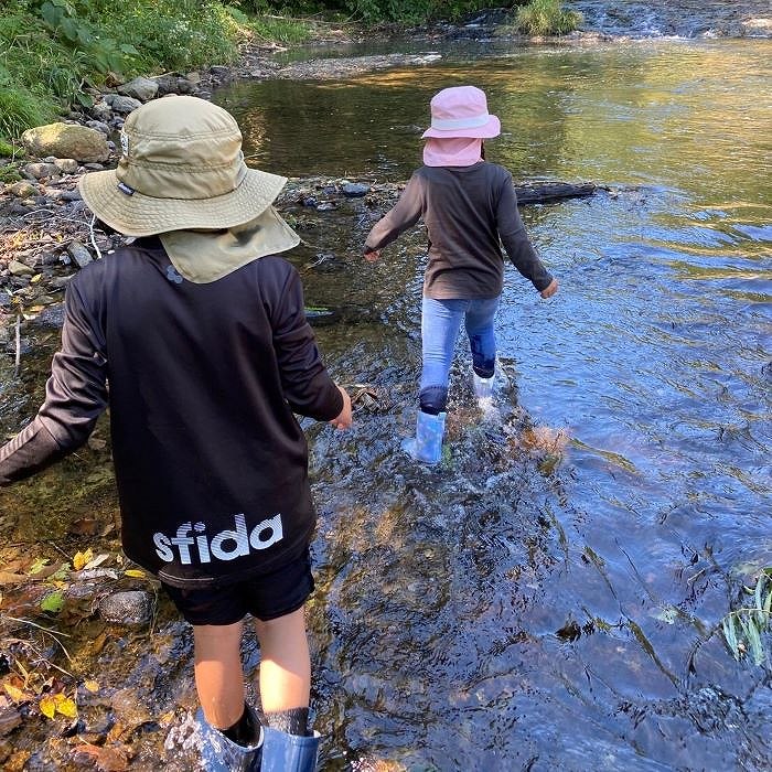 施設近くの川での川遊びを楽しむ２人の子ども