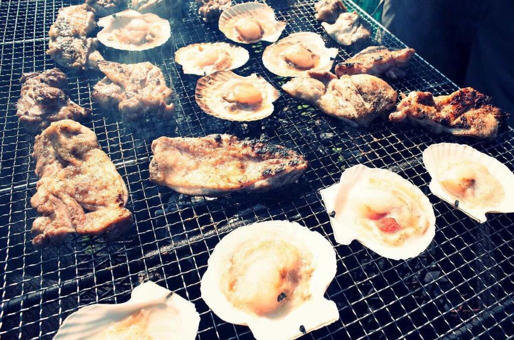 「雄武の宝うまいもんまつり」で販売される雄武町でとれた海産物の網焼き