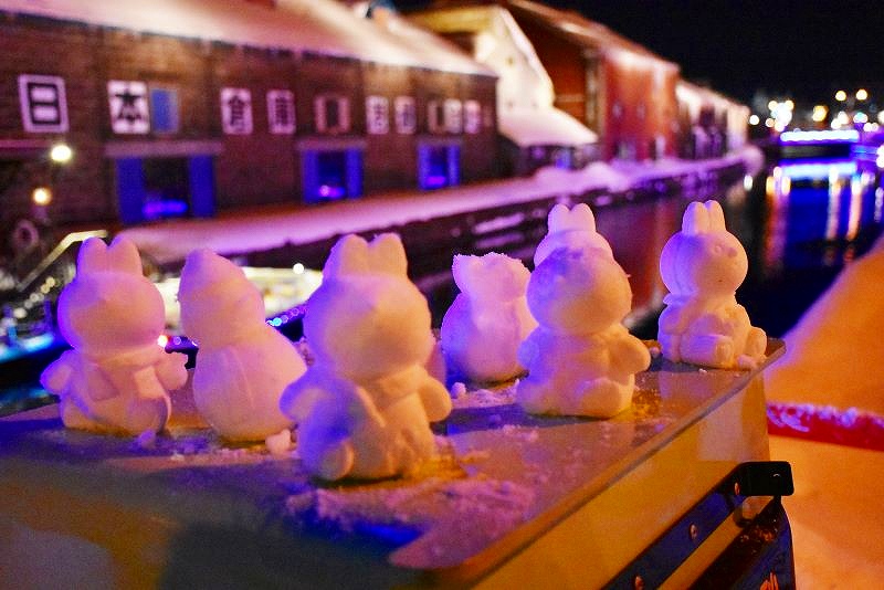 小樽運河のそばに飾られている、雪で造られた小さな動物たち