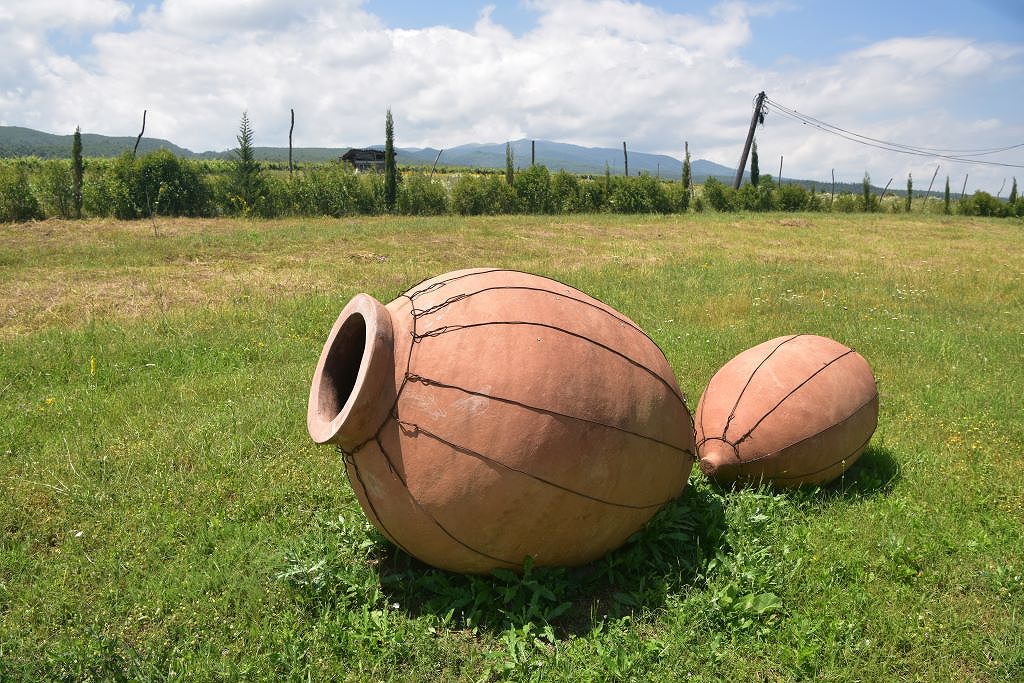 草地に置かれたクヴェヴリワインのかめ