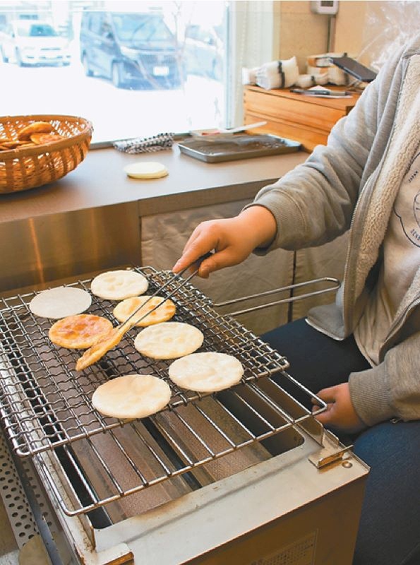 店頭でせんべいを焼くスタッフ