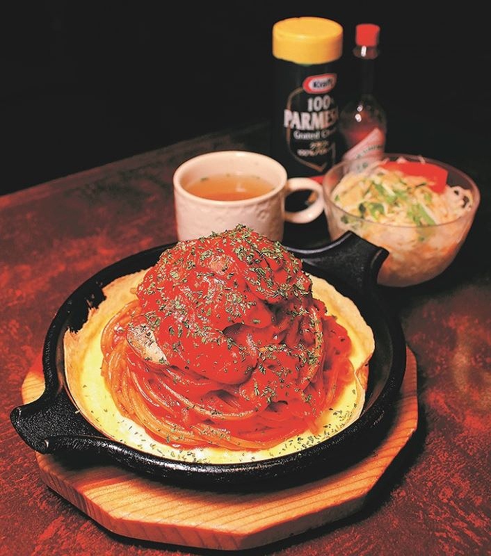 コーヒーショップ駅馬車の看板メニュー「濃厚ナポリタン・卵焼き付き（1180円）