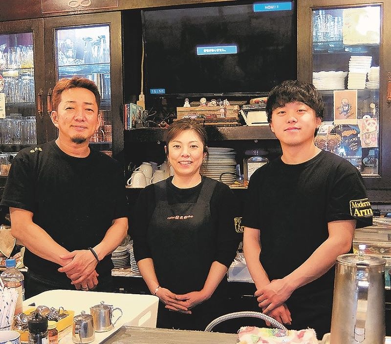 コーヒーショップ駅馬車の三ツ瀬和也さん、菊地亜紀子店長、一番の若手・三浦翔平さん(左から)