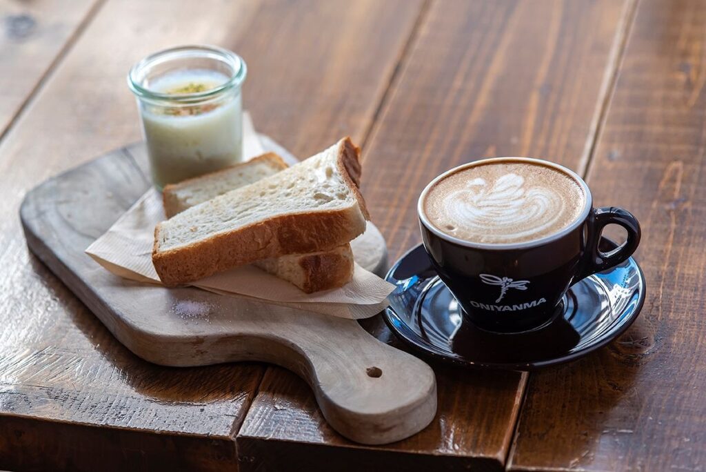ONIYANMA COFFEE&BEER（オニヤンマ コーヒー&ビア）が提供している「エッグスラット」セットと「カフェラテ」