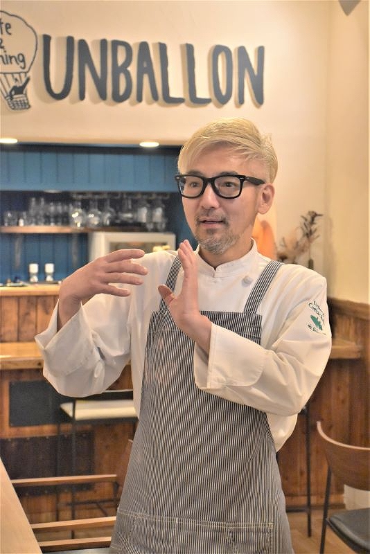 「笑顔で帰ってもらえる料理やデザートを作りたい」と話す新谷さん