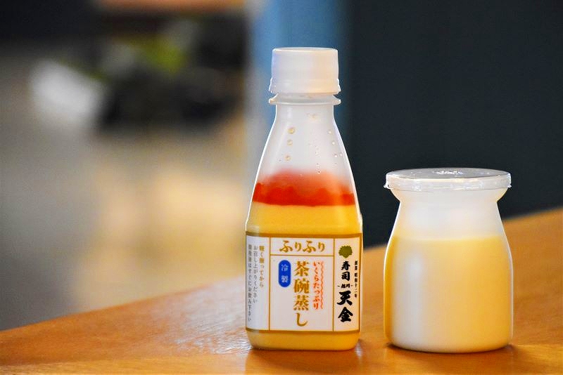 寿司「天金」の「ふりふり冷製茶碗蒸し」（左）と白いけどコーヒー味の「裏切りの白プリン」