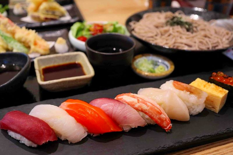 「寿し処　寿都　魚一心」の寿司、蕎麦、てんぷらがセットになったランチメニュー「一心定食」