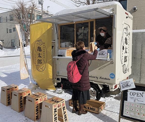 本店前で営業する「鮭まぶしおむすび亀太郎」のキッチンカー