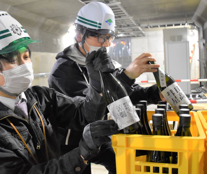 平取ダムの堤体内に平取、日高の両町の日本酒を保管する担当者＝３月３０日