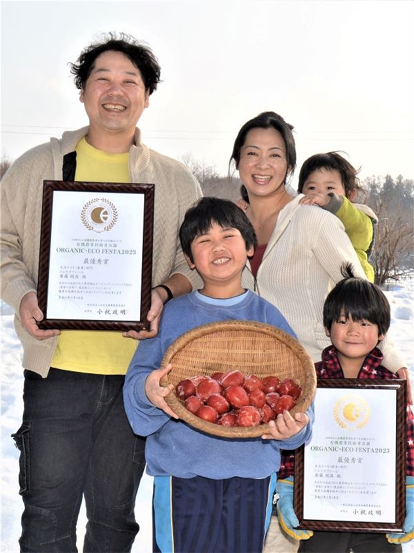 栄養価コンテストで最優秀賞に輝いたトマトを生産する斎藤さん一家