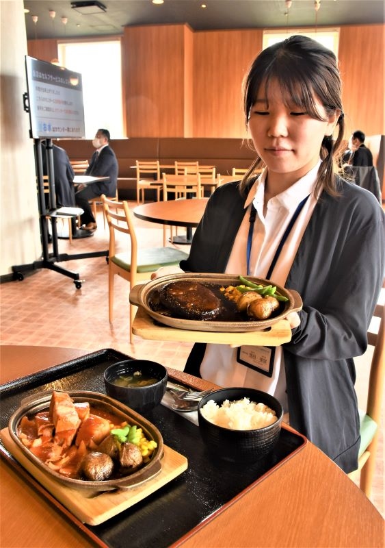 新しいレストランで提供する「浦臼町『神内和牛あか』ハンバーグ定食」（上）と「砂川ポークチャップ定食」