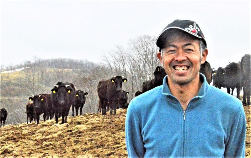 高台にある牧場でグラスフェッド牛の飼育に挑戦する兼古さん