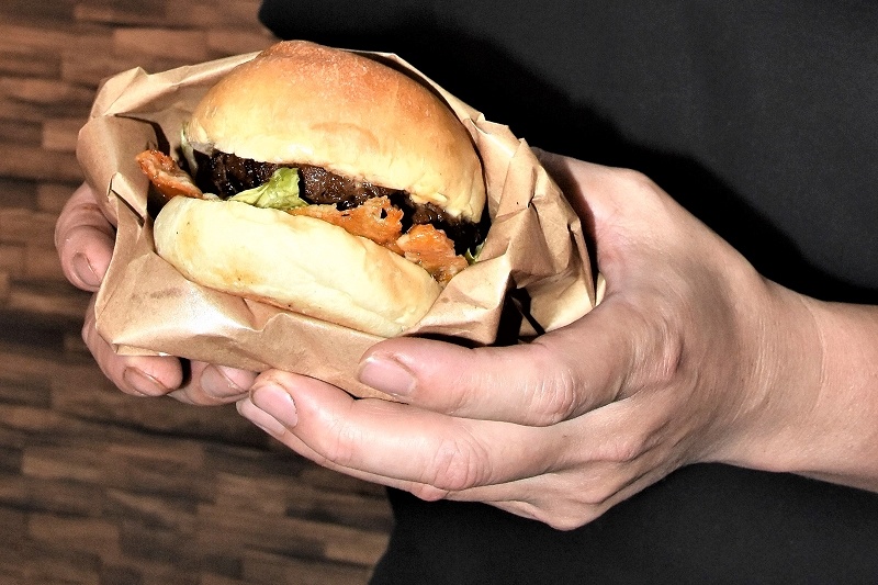 浦河産　夏イチゴのピクルス挟んで＊肉屋のバーガーうまいよ＊梶田商店＊端材を活用、食品ロス防ぐ