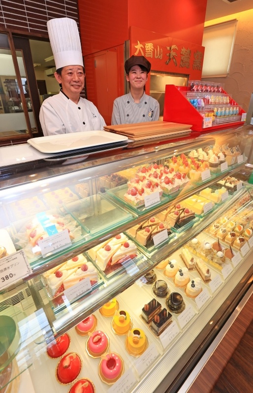 店内には米粉を使った菓子以外にも、焼き菓子や生ケーキなどが並ぶ。左は高島郁宏さん