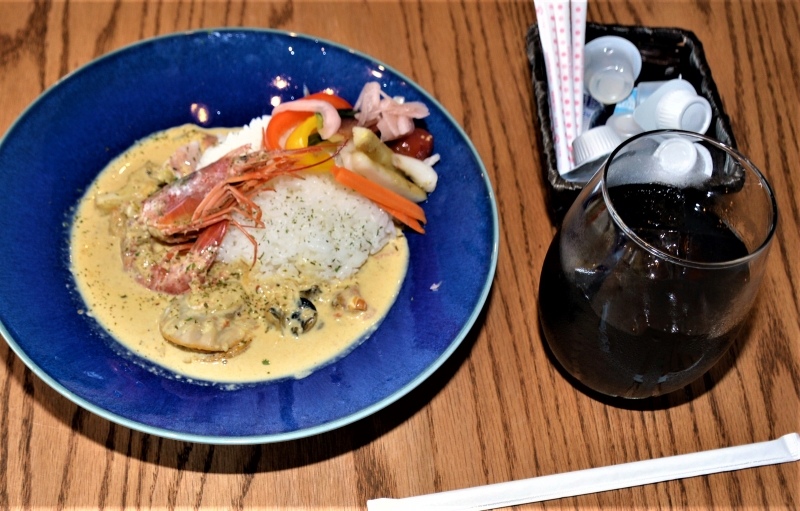 マチのこだわり味自慢〉「abba cafe」＝室蘭市＊海の幸 カレーにゴロッ